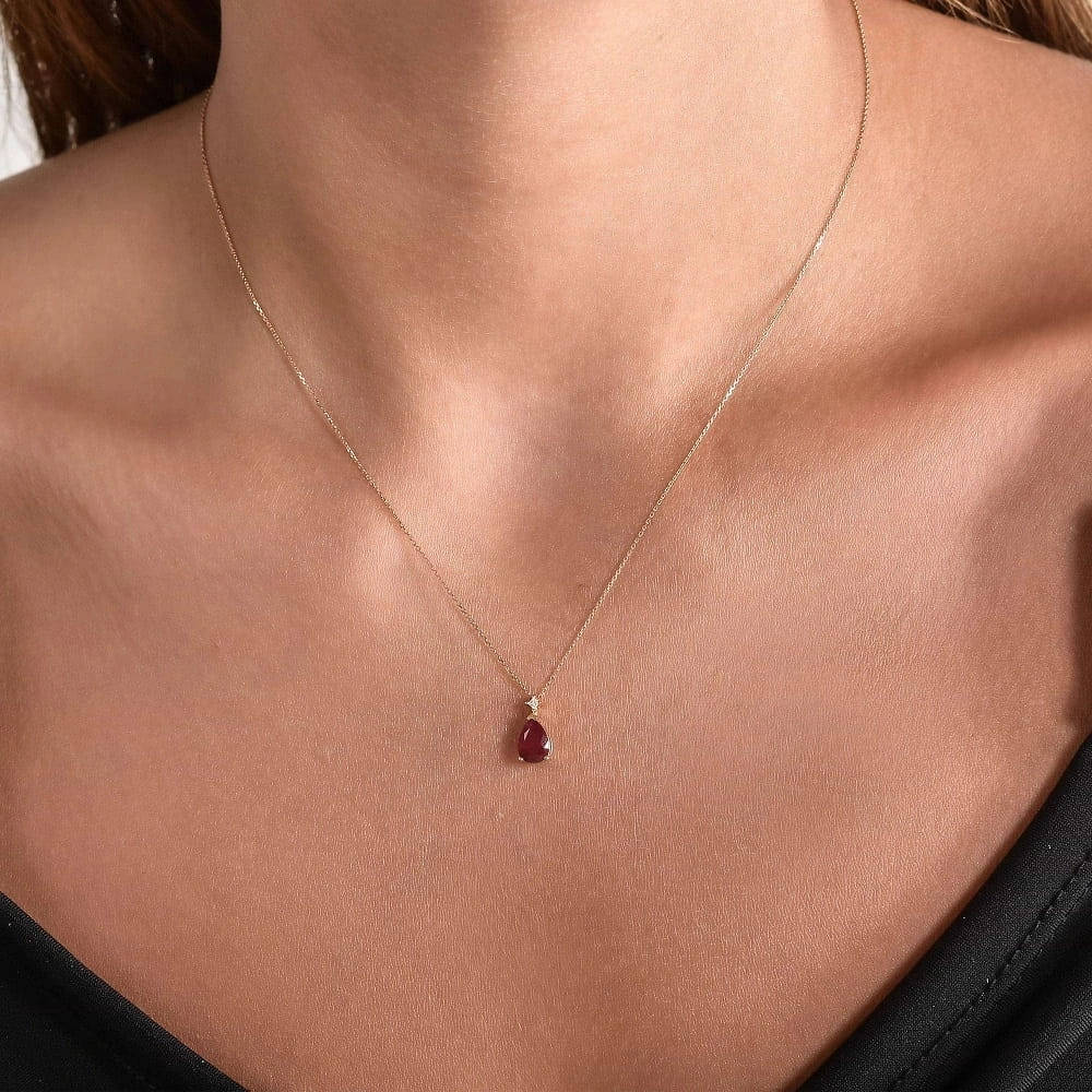 0.77 ct. Rubin Halskette
