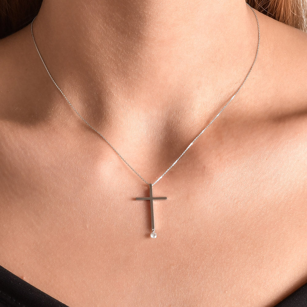 0.12 ct. Halskette mit Kreuzanhänger