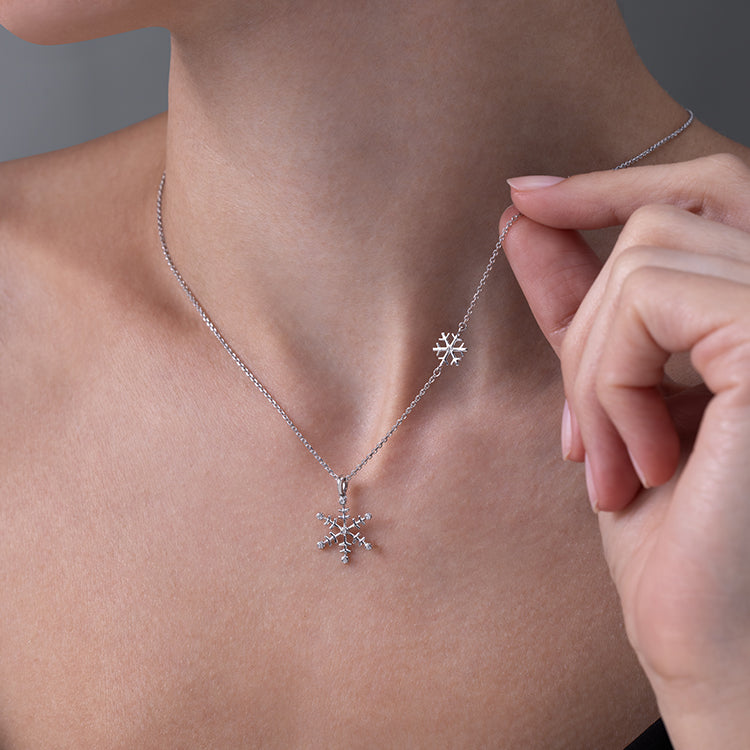 0.03 ct. Schneeflocke Anhänger mit Halskette