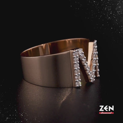 0.21 ct. Buchstabe M Diamantring