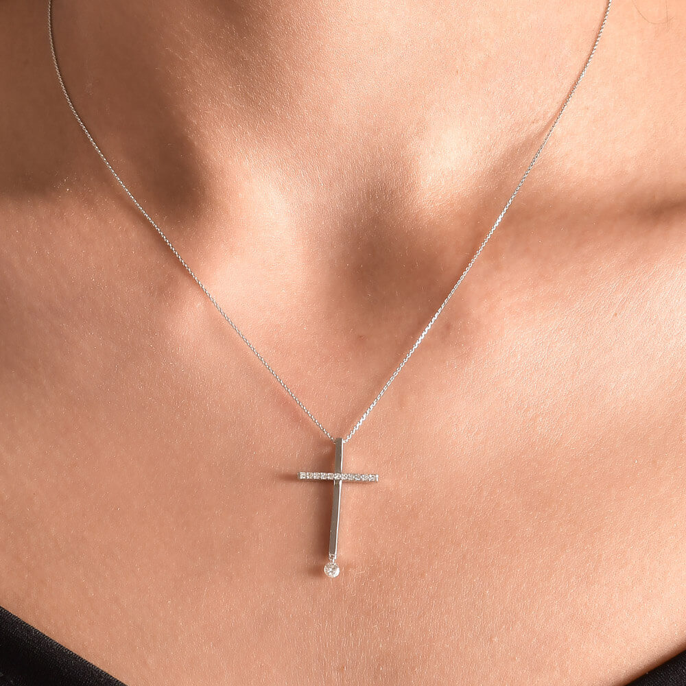 0.18 ct. Halskette mit Kreuzanhänger